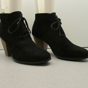 Maurices Daphne Black Faux Suede Stacked Heel Lace Up Ankle Booties size 9